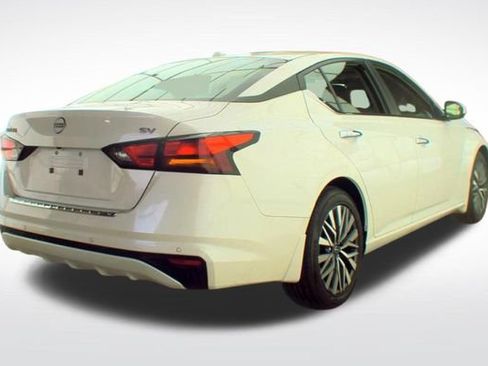 Used 2023 Nissan Altima 2.5 SV FWD image 2