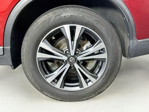 Used 2019 Nissan Rogue SV w/ Premium Package FWD image 11