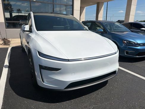 Used 2026 Tesla Model Y AWD image 5