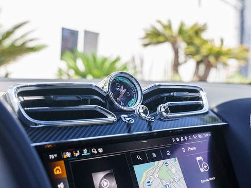 Used 2025 Bentley Bentayga Extended Wheelbase image 8