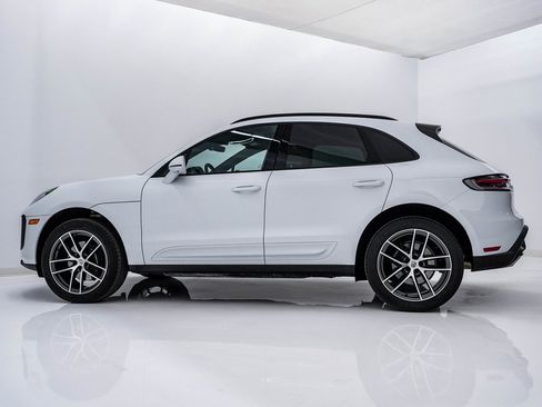 Certified 2025 Porsche Macan image 2