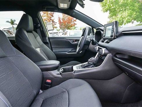 Used 2022 Toyota RAV4 SE image 19