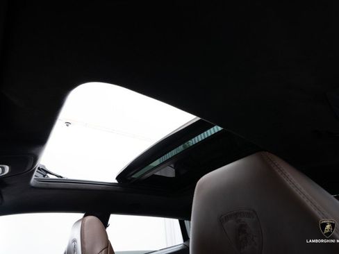 Used 2025 Lamborghini Urus SE image 24