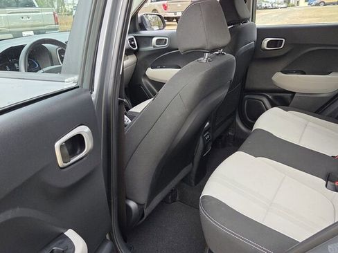 Used 2024 Hyundai Venue SEL image 8