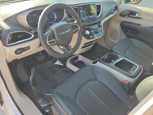 Used 2024 Chrysler Pacifica Select image 18