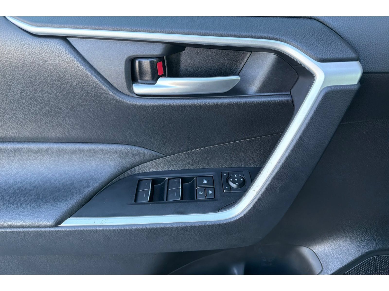 Used 2025 Toyota RAV4 XLE FWD image 11