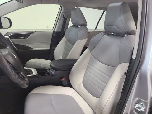 Used 2019 Toyota RAV4 XLE Premium FWD image 18