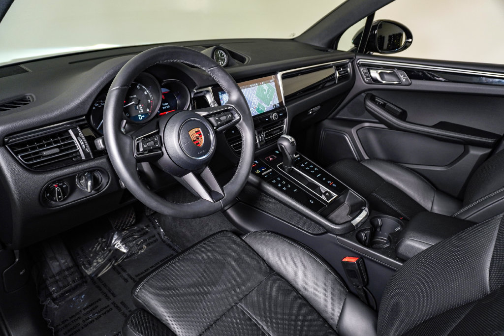 Certified 2026 Porsche Macan AWD/4WD image 4