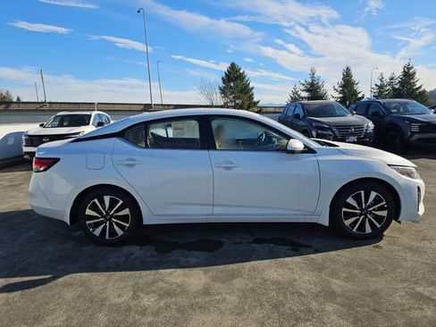 Used 2025 Nissan Sentra SV w/ SV Premium Package image 4