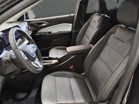 Used 2026 Chevrolet Trax LT w/ LT Convenience Package FWD image 16