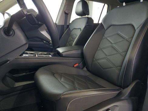 Used 2025 Volkswagen Atlas SE image 18