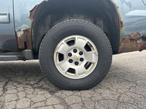 Used 2012 Chevrolet Avalanche LS AWD/4WD image 24