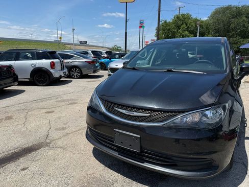 Used 2020 Chrysler Voyager LX image 2