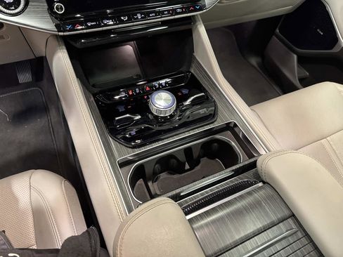 Used 2024 Jeep Wagoneer Series III w/ Premium Group I image 28