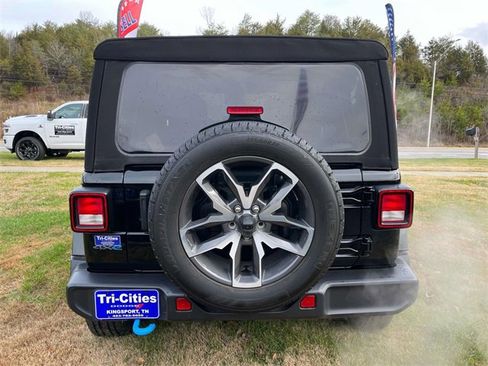 Used 2024 Jeep Wrangler Unlimited image 4