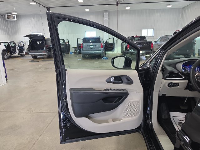 Used 2024 Chrysler Pacifica Touring-L FWD image 24