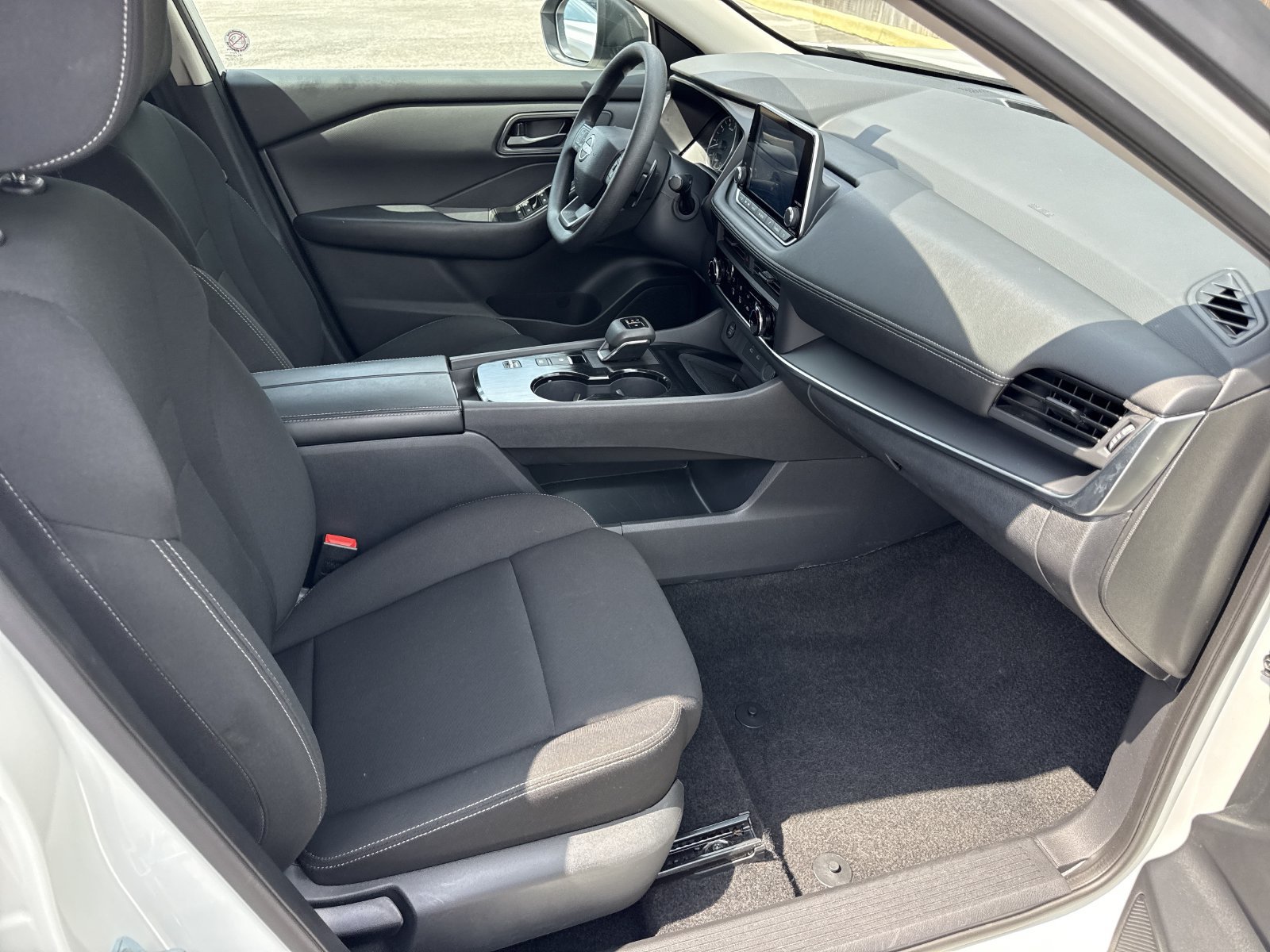 Used 2025 Nissan Rogue S FWD image 29