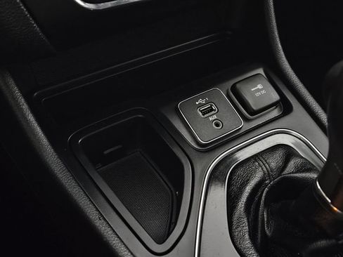 Used 2019 Jeep Cherokee Limited FWD image 14