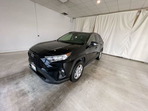 Used 2020 Toyota RAV4 XLE w/ Convenience Package image 4