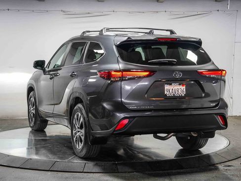 Certified 2023 Toyota Highlander XLE FWD image 2