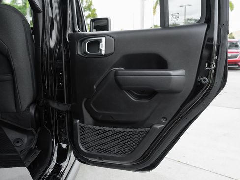 Used 2024 Jeep Gladiator Sport AWD/4WD image 37