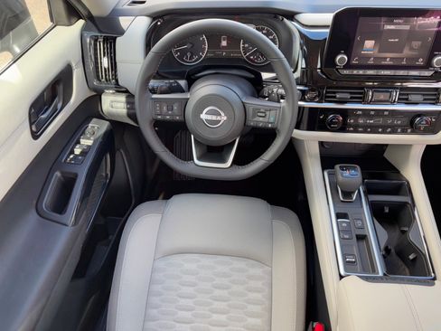 New 2025 Nissan Pathfinder SV image 15