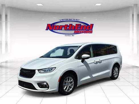Used 2023 Chrysler Pacifica Touring-L FWD image 3