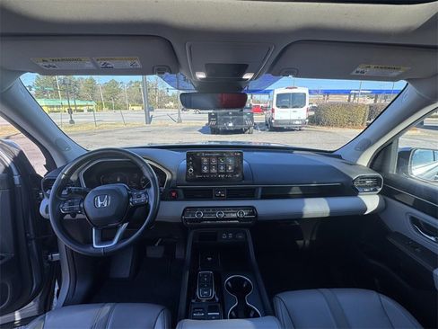 Used 2023 Honda Pilot Touring image 3