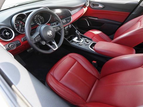 Used 2020 Alfa Romeo Giulia RWD image 6