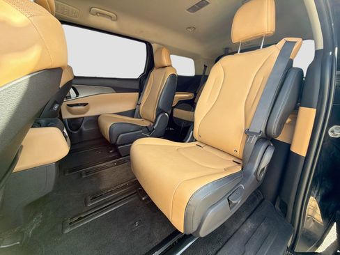 Used 2023 Kia Carnival LX image 21