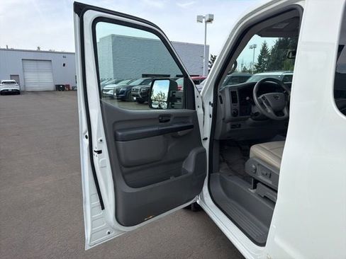 Used 2021 Nissan NV 3500 SL RWD image 9