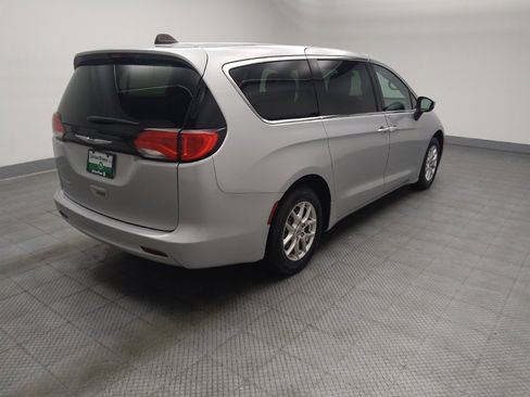 Used 2023 Chrysler Voyager LX FWD image 9