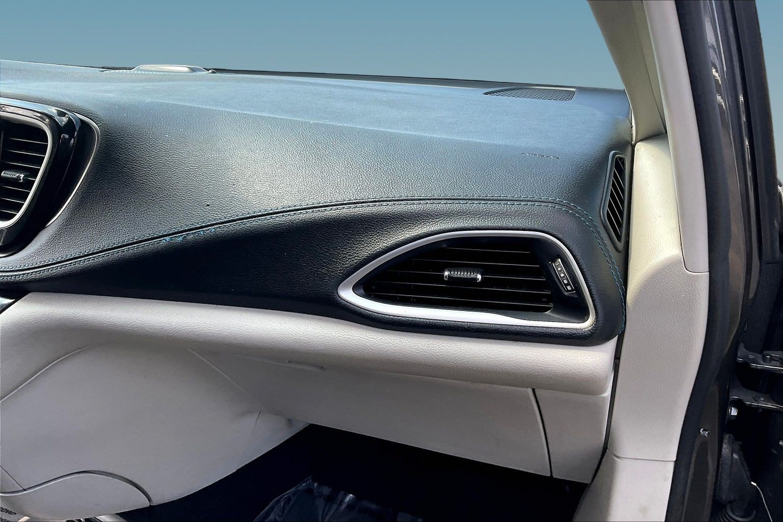 Used 2021 Chrysler Pacifica Touring-L FWD image 24