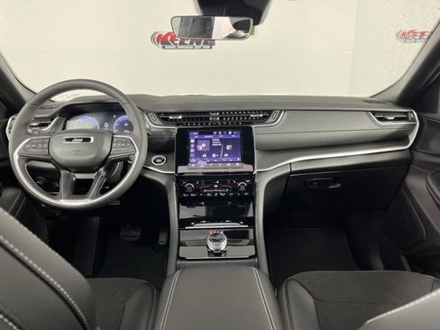 New 2025 Jeep Grand Cherokee Laredo image 13