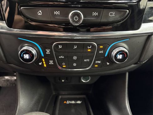 Used 2023 Chevrolet Traverse LT image 30