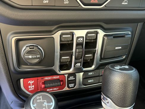 Used 2024 Jeep Wrangler Unlimited Rubicon w/ Technology Group AWD/4WD image 16