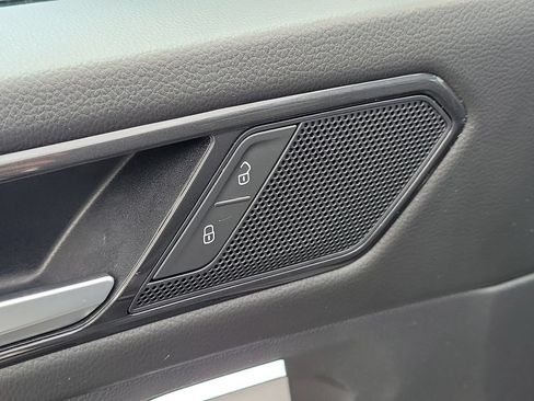 Used 2023 Volkswagen Tiguan SE w/ Panoramic Sunroof Package FWD image 18