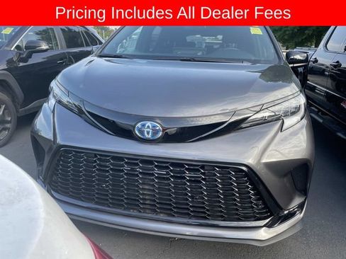 Used 2025 Toyota Sienna XSE w/ XSE Plus Package FWD image 14