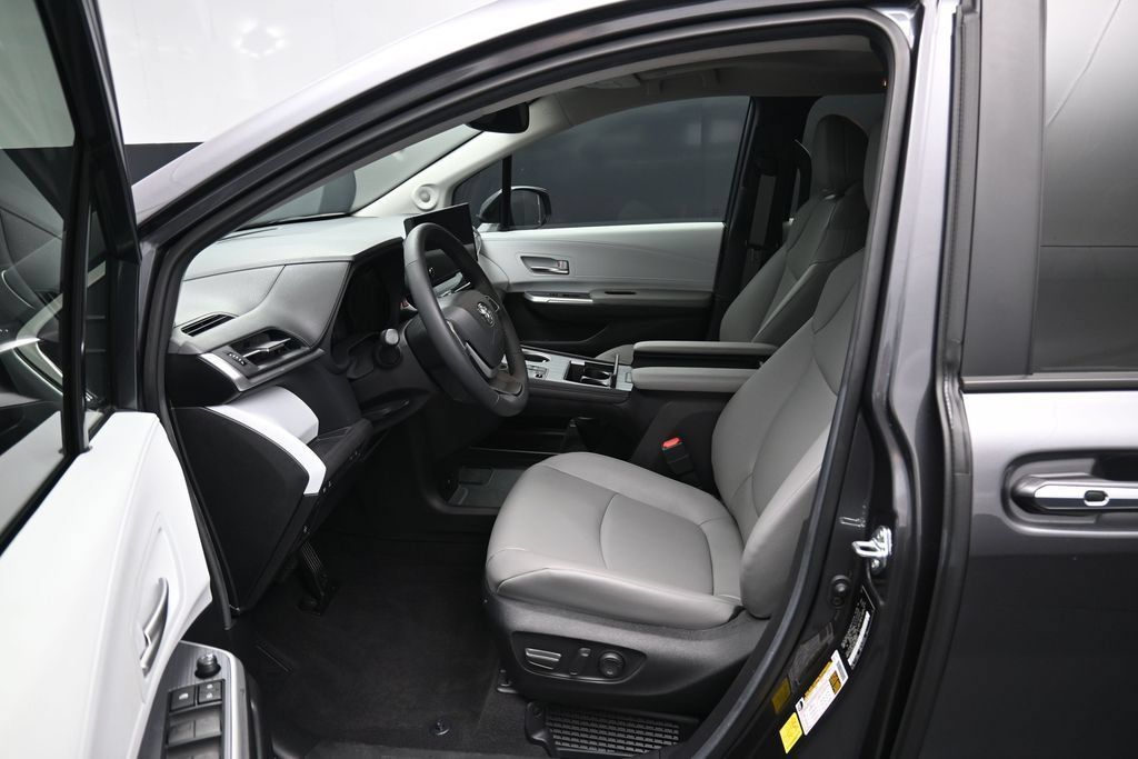 Used 2025 Toyota Sienna XLE w/ XLE Plus Package AWD/4WD image 9