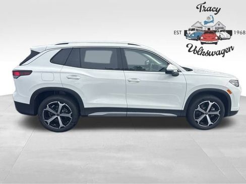 New 2025 Volkswagen Tiguan SE image 8