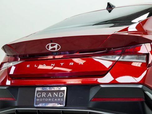 Used 2024 Hyundai Elantra SEL w/ Convenience Package FWD image 13