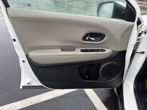 Used 2017 Honda HR-V EX-L image 11