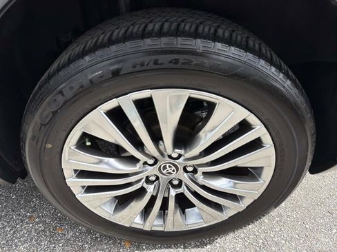 Certified 2024 Toyota Venza Limited image 32