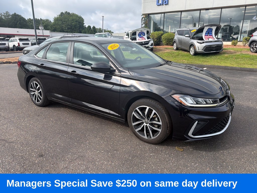 Used 2025 Volkswagen Jetta SE FWD image 2
