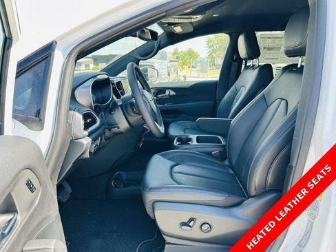 New 2026 Chrysler Pacifica Select w/ Quick Order Package 2EV image 3