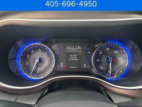Used 2018 Chrysler Pacifica Touring-L FWD image 17