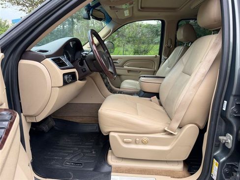 Used 2011 Cadillac Escalade ESV Premium AWD/4WD image 25