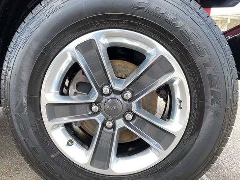 Used 2019 Jeep Wrangler Unlimited Sahara AWD/4WD image 15