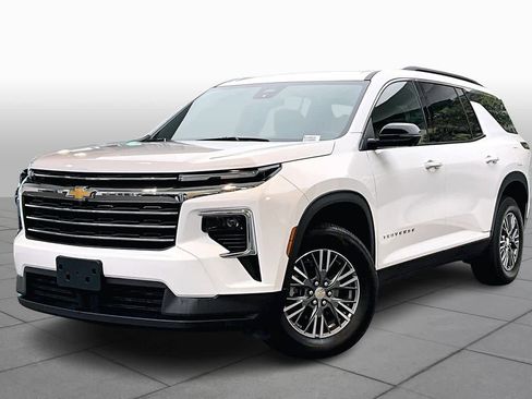 Used 2024 Chevrolet Traverse LT image 2