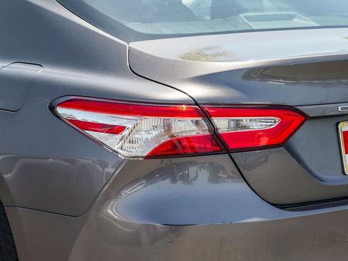 Used 2018 Toyota Camry LE FWD image 7